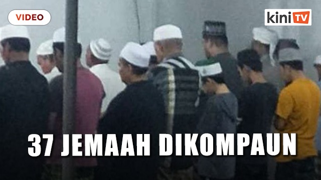 Jemaah Berselawat Ketika Ditahan Polis Dikompaun