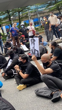 LIVE: Peserta #TangkapAzamBaki duduk protes di Jalan Travers