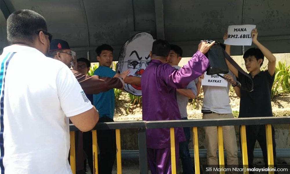 Act fast against Umno leaders who harassed Mkini interns