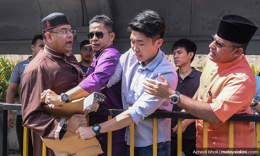 Umno leaders, supporters harass Mkini interns after altercation