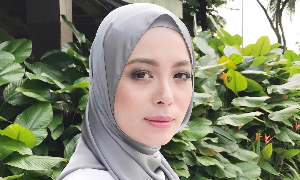 Koleksi tudung Vivy Yusof didakwa 'ada persamaan' jenama lain