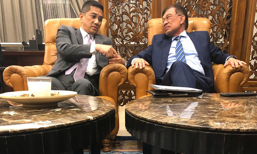 ‘Pembohong tegar dan ahli politik gila' - Azmin