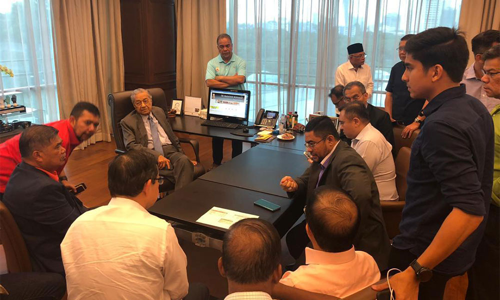 Shafie Apdal submits notice for confidence vote on Dr M