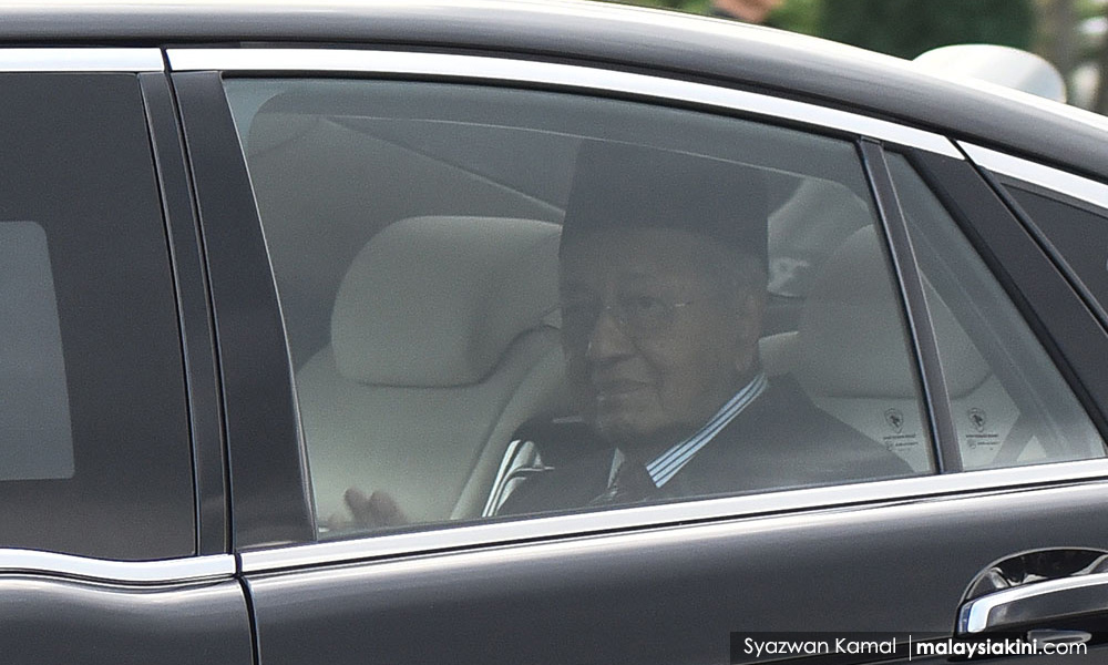 'Dr M rasa tak mampu lagi jadi PM bergantung pada parti'