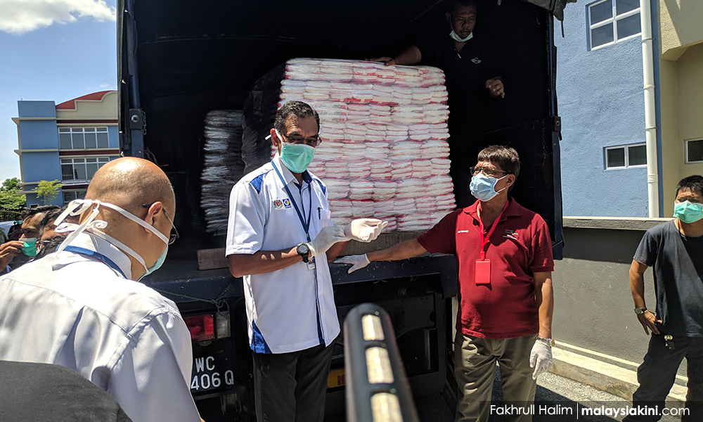 YFBM agih makanan pada penduduk PPR, pelajar di kampus