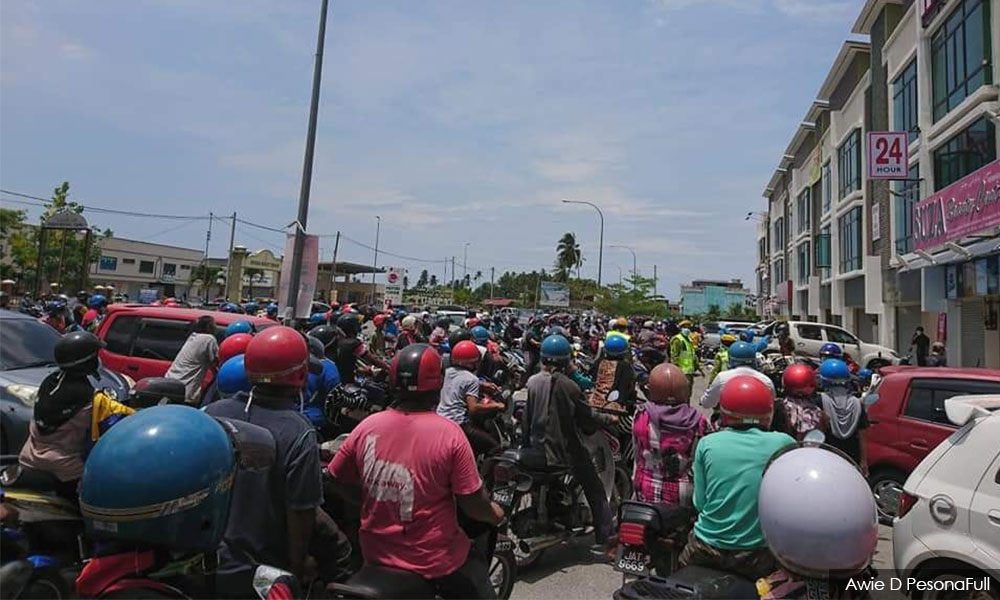 Niat hulur bantuan terbantut, orang ramai bersesak