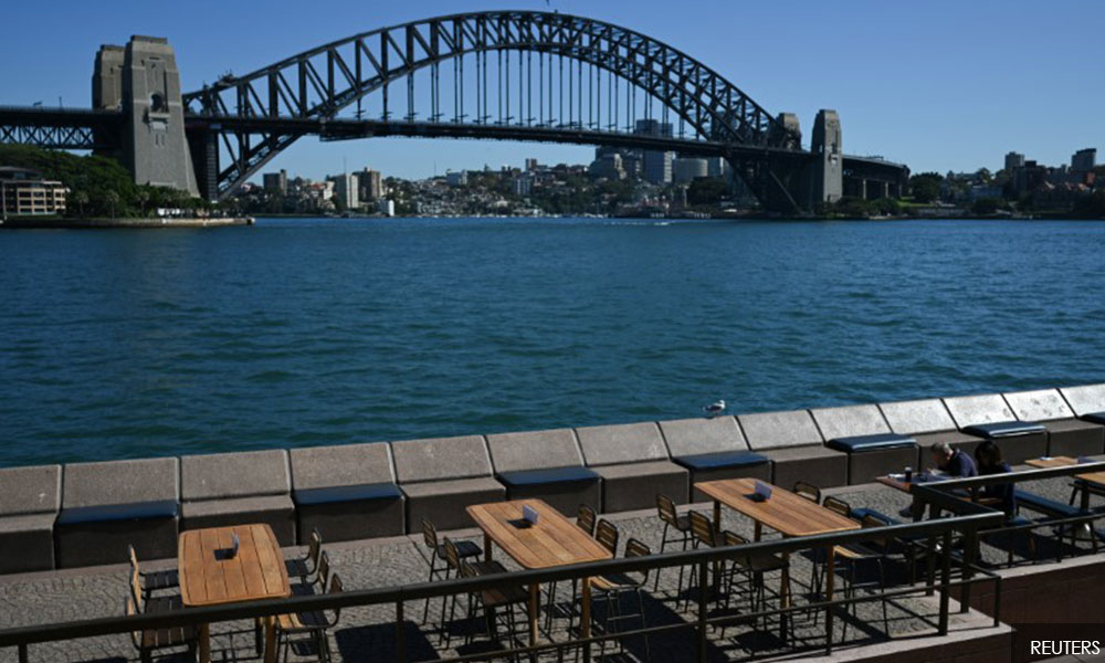 Australia closes borders to coronavirus, pumps RM250b into economy