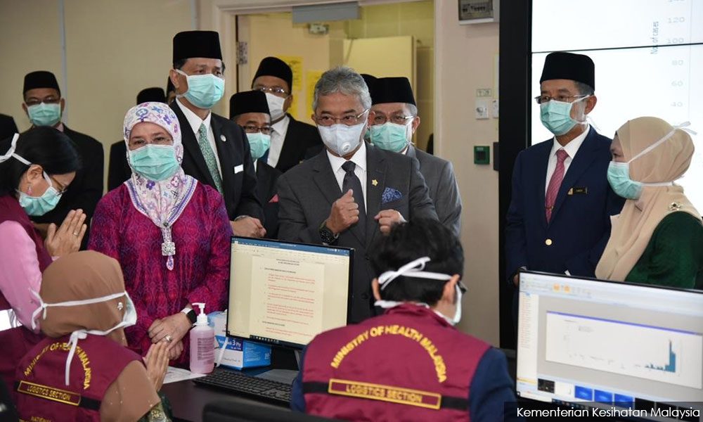 Agong dukacita, bimbang kakitangan kesihatan dijangkiti Covid-19