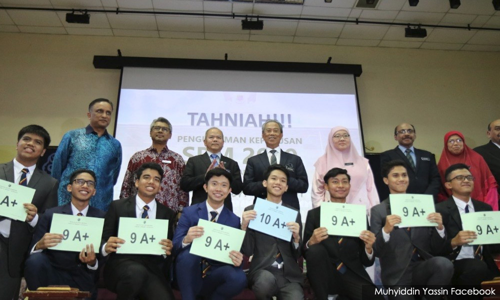 Malaysiakini Pm Makes Surprise Visit To School To Celebrate Outstanding Spm Results
