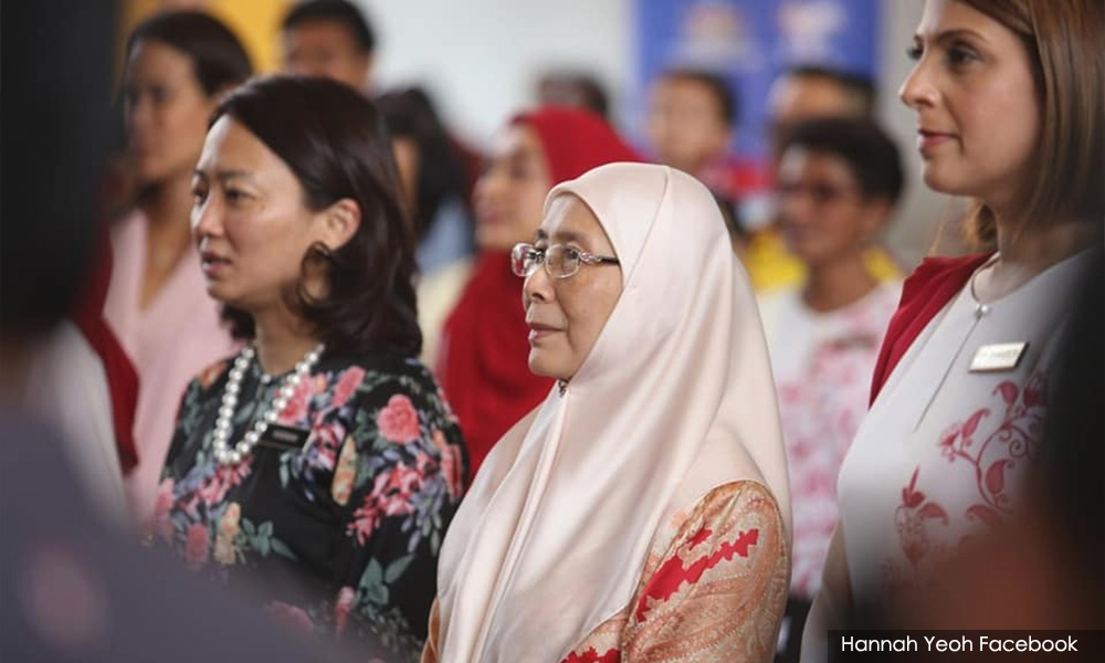 Wan Azizah the best person to solve current political crisis