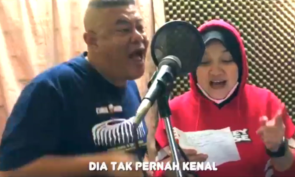 Azlee Senario, Isma rakam lagu Mak Cik Kiah