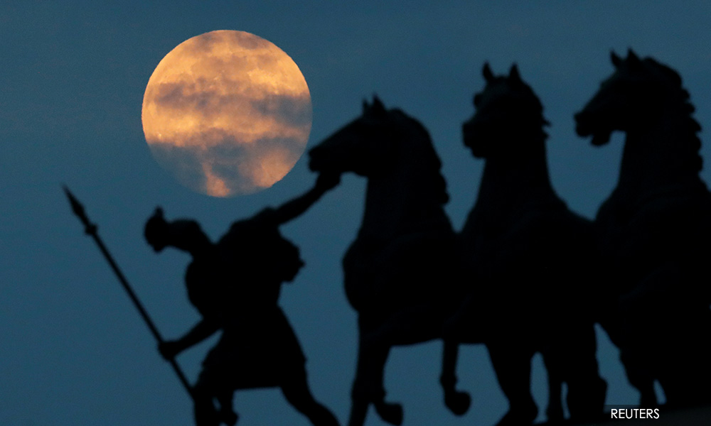 Bulan paling besar dan terang tahun ini muncul ketika perang Covid-19
