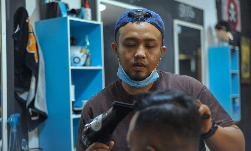 Barbers say unwilling to risk opening shop during MCO