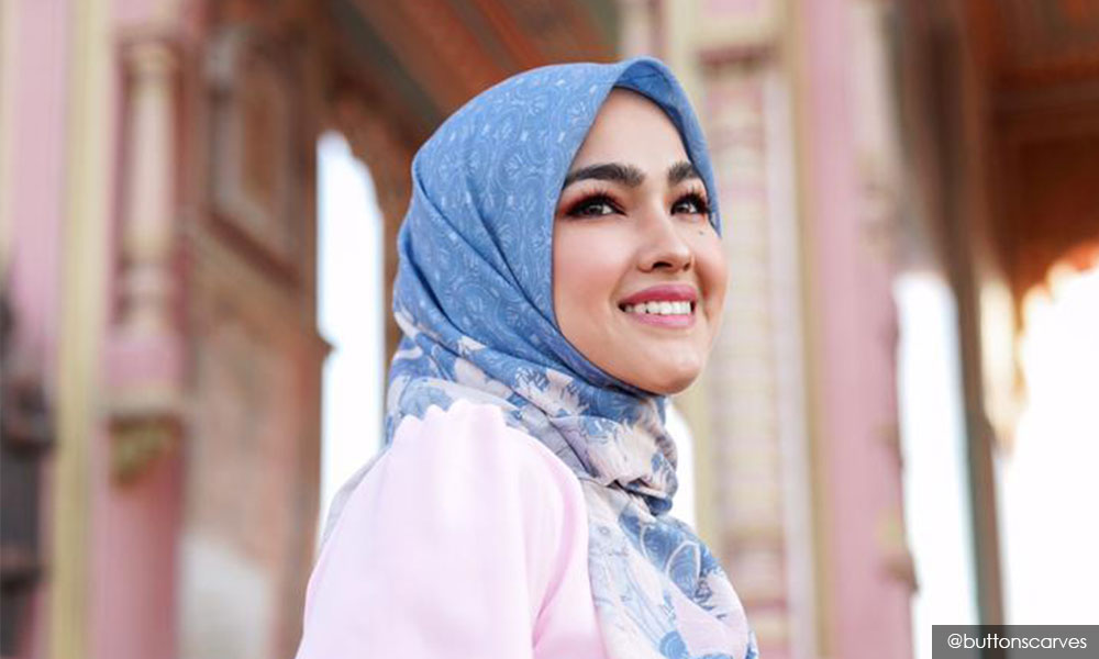 Elfira jual tudung sambil sumbang untuk mangsa Covid-19