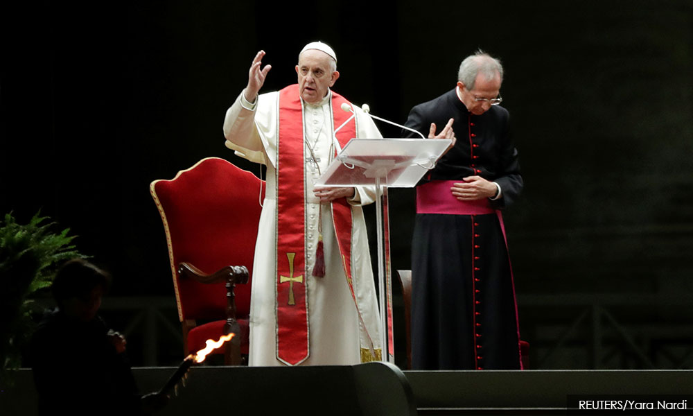 'Be messengers of life in a time of death,' pope says on Easter eve