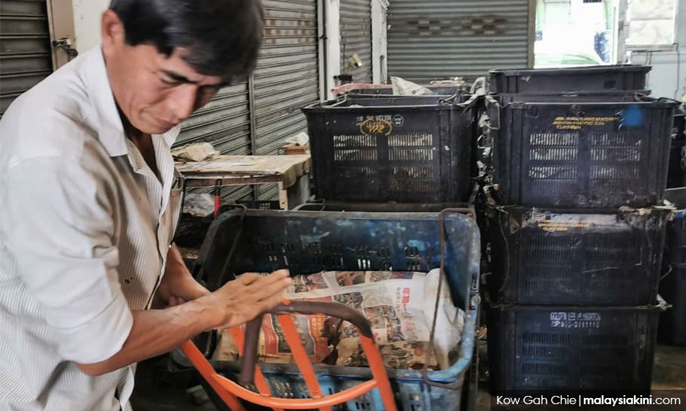 Selayang wholesalers, traders dump RM10m worth of perishables