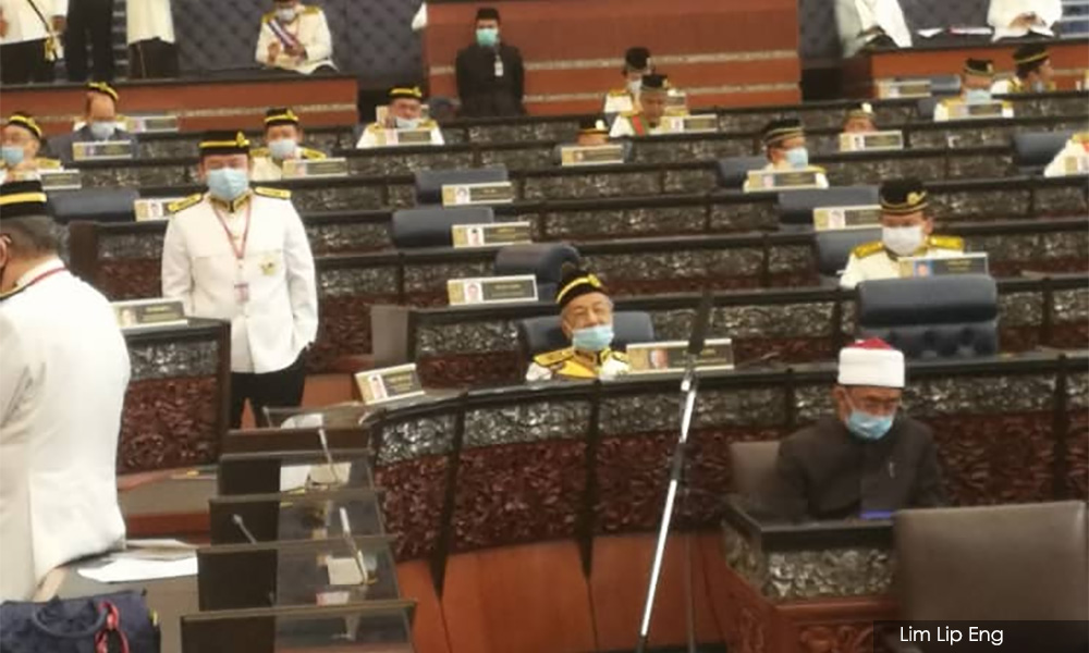 Dr M, empat MP Bersatu duduk di kerusi bebas parlimen ...