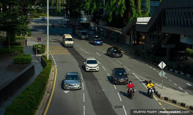 政府解除一车四人限制,但维持同住方可共车