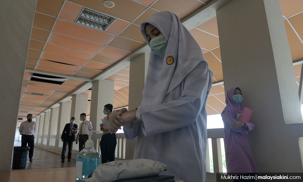 Police monitor SOP compliance at 11 schools in Putrajaya