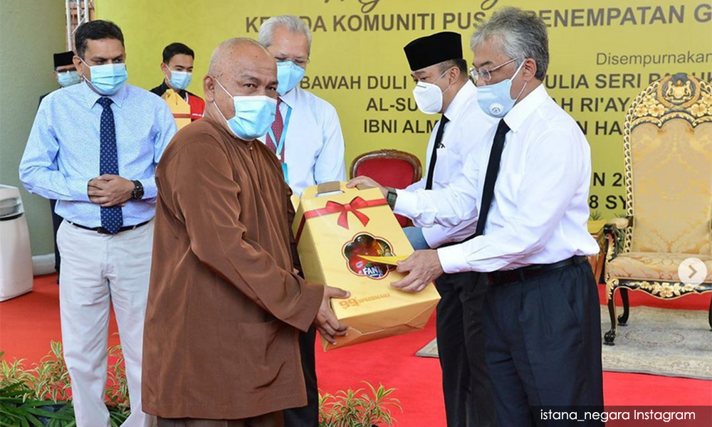 Agong presents donation to homeless community