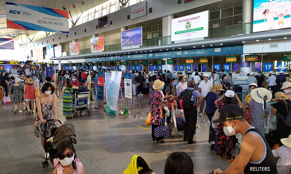 Hundreds jam airport as evacuations from Vietnam's Danang begin