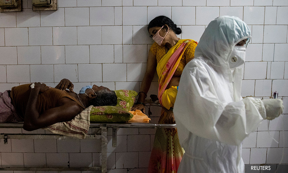 Global coronavirus deaths hit 900,000 as cases surge in India