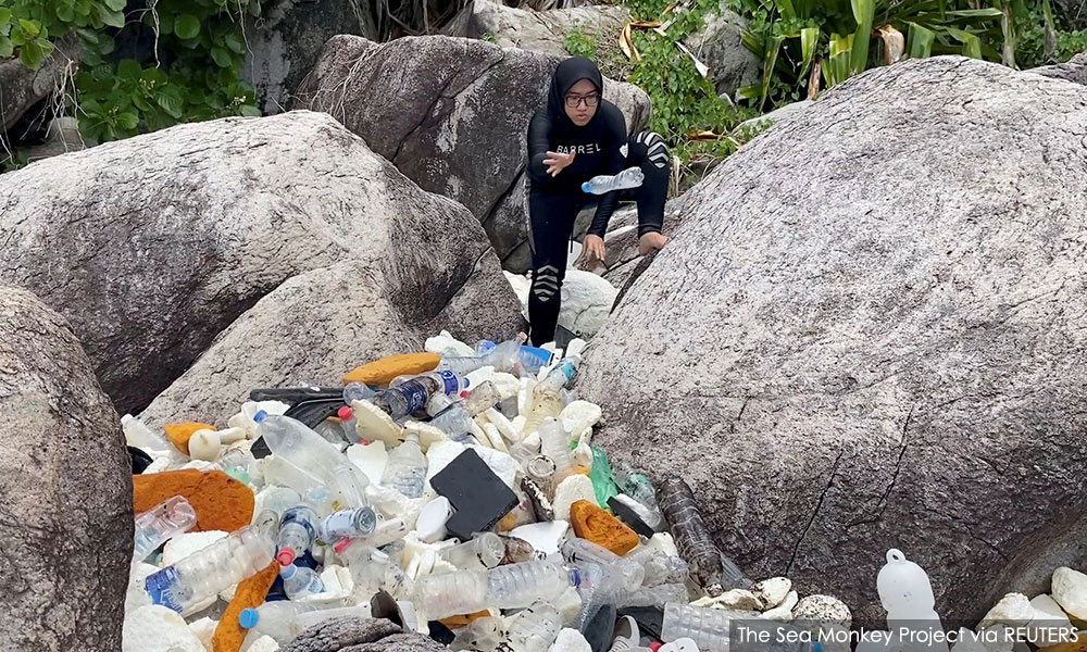 Relawan kutip sampah plastik di Tioman, kitar semula jadi produk 