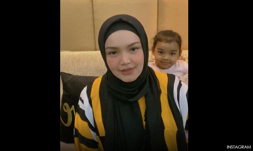 Aksi Aafiyah cium perut ibunya cetus spekulasi Siti berbadan dua