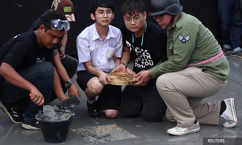 Thai protesters challenge monarchy with symbolic plaque