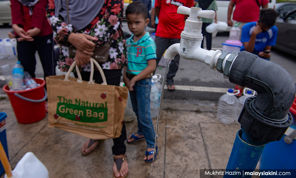 While rakyat queues for water, public tankers make special deliveries to VIPs