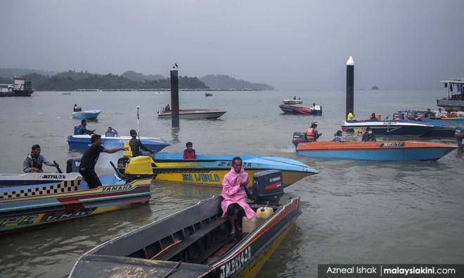 Sambil menunggu pelancong, hidup mesti terus