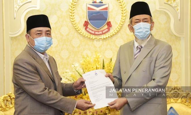 Hajiji terima surat jemputan majlis angkat sumpah dari Juhar