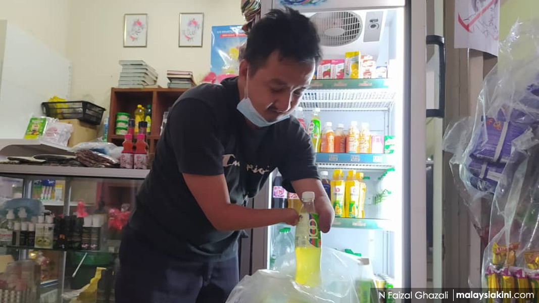 Walaupun OKU, Sakri lincah berniaga