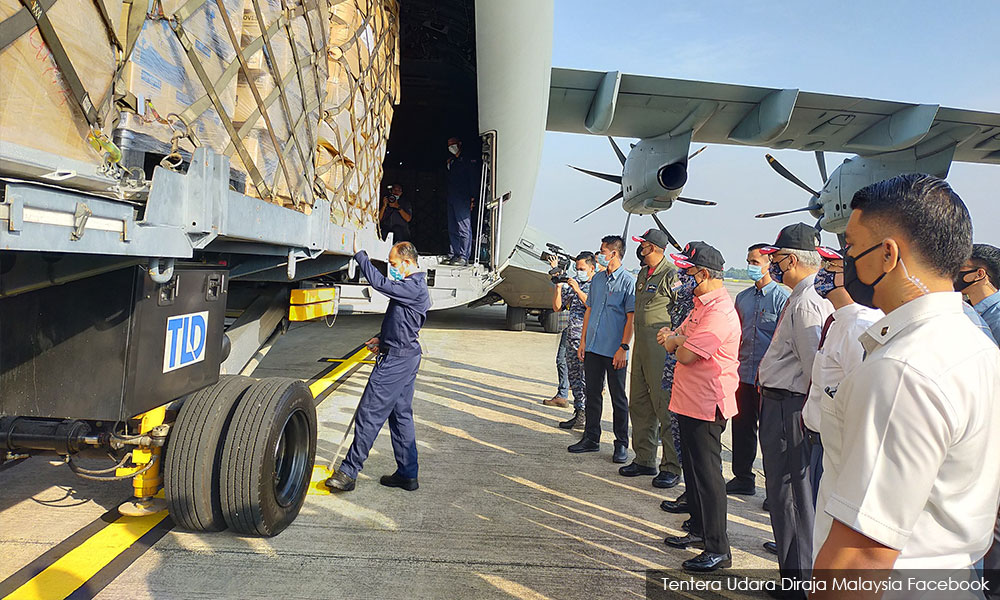 Covid-19: Muhyiddin inspects preparations to send critical supplies to Sabah, Sarawak