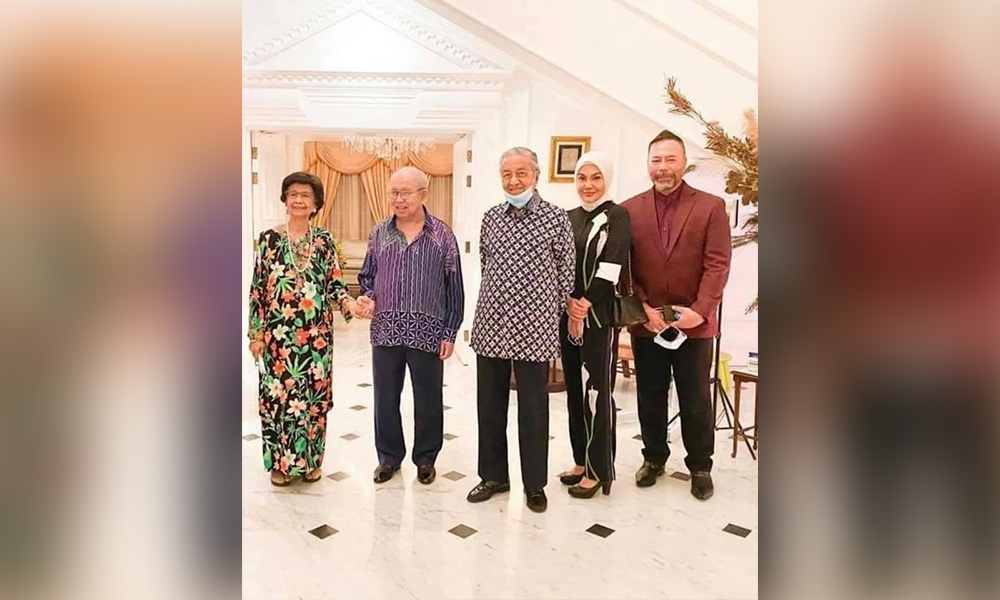 Conflicting claims over photo of Dr M and Ku Li