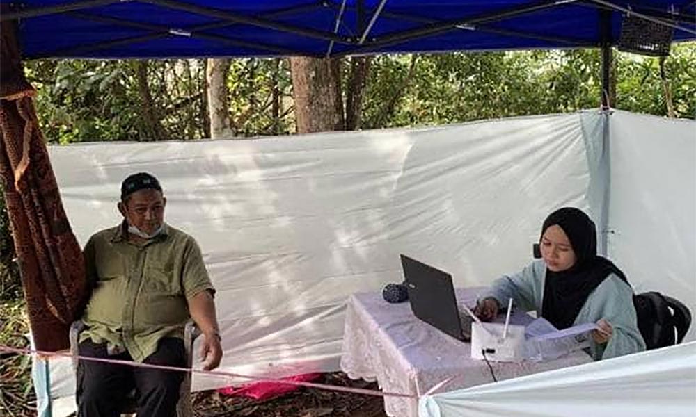 Kelantan father sets up daughter's 'classroom' in tent atop hill