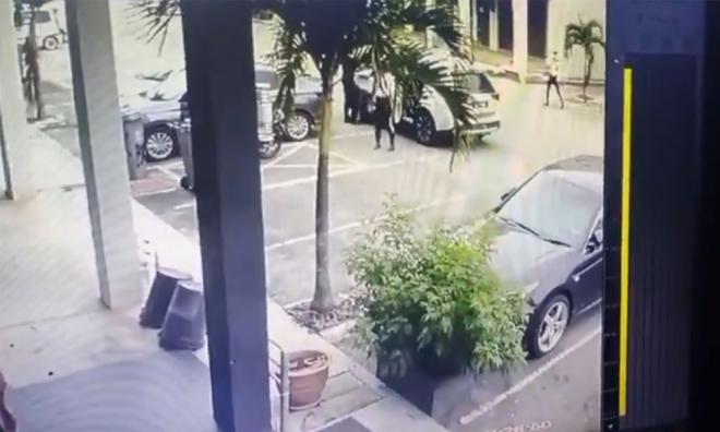 女子没戴口罩接罚单，找出影片显示四周并没人