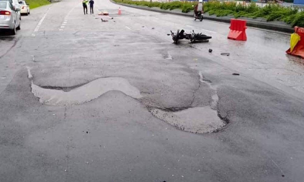 Senior citizen dies after riding over pothole on KL road