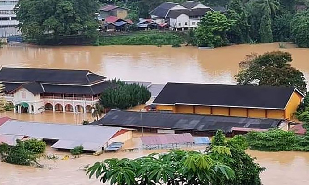Siti sebak bangunan kelasnya hanya nampak bumbung