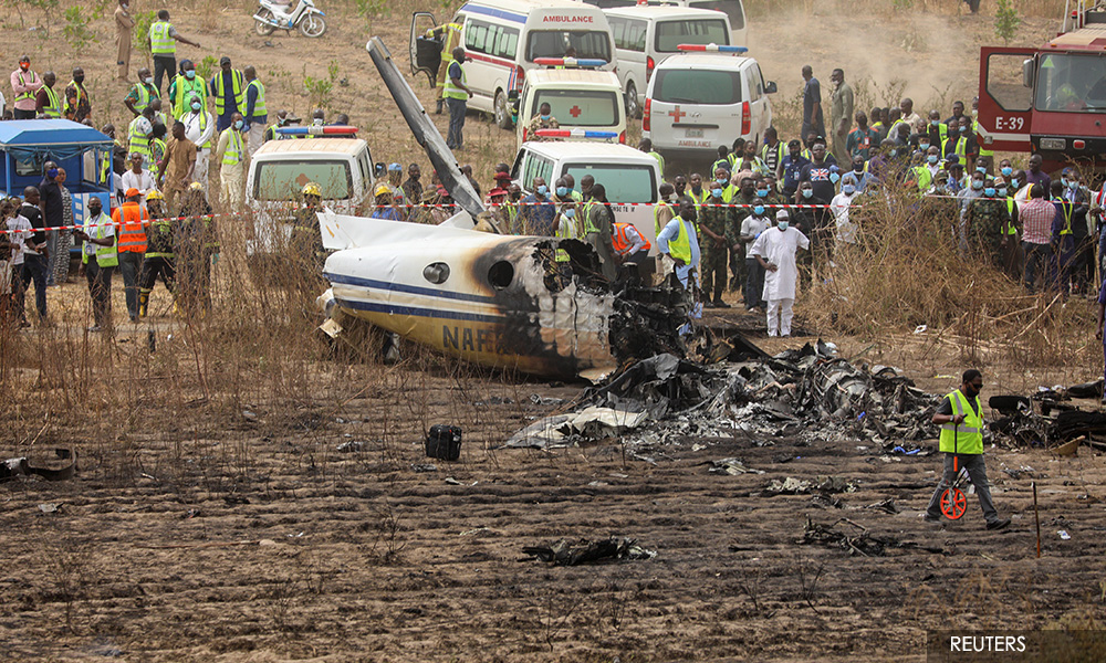 Nigerian air force passenger plane crash kills seven people