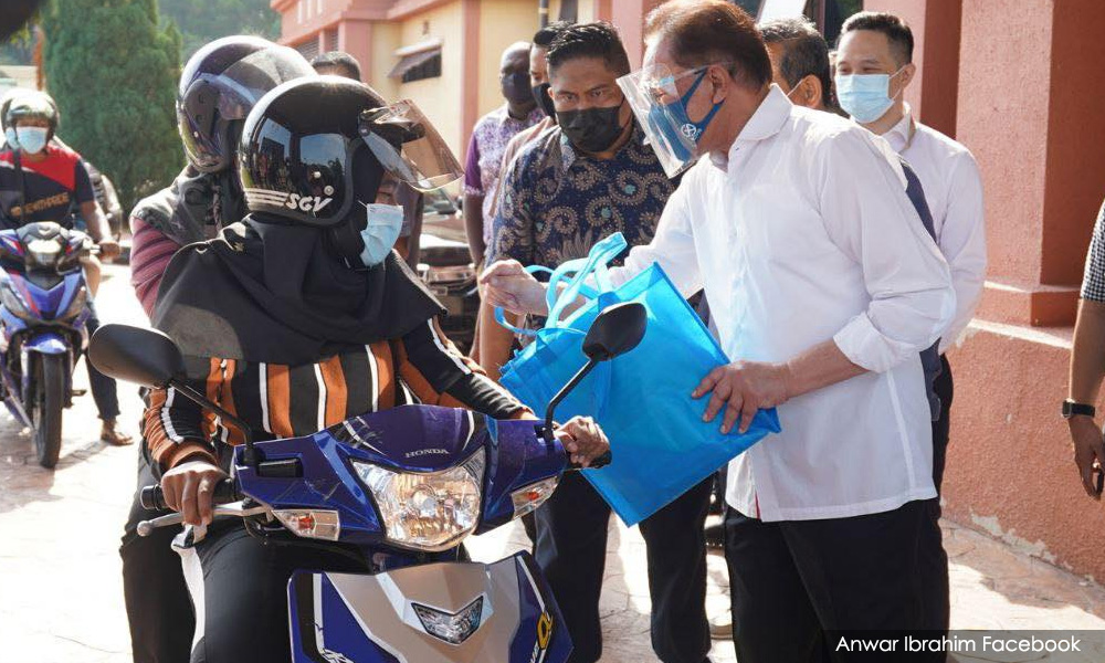 Anwar serah 1,000 tablet bantu pelajar susah