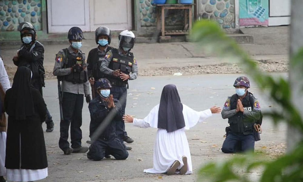 Nun kneels in front of police to stop Myanmar violence