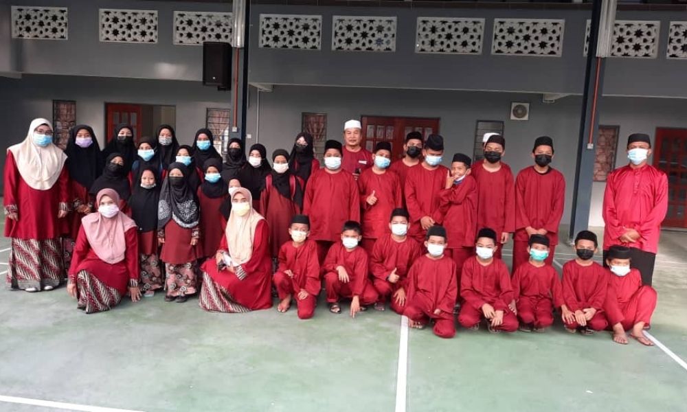 Gamalux Oils Sdn Bhd celebrate 60 orphanage home from Kampung Sijangkang