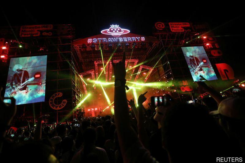 Thousands of revellers attend Wuhan music festival