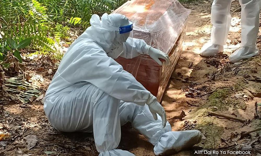 Healthcare workers endure 1km walk carrying casket of Covid patient's body
