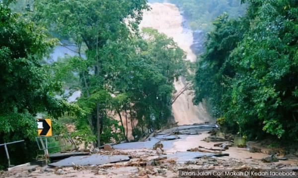 Banjir Kilat Akibat Kepala Air Di Sekitar Yan