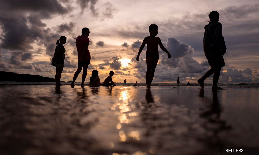 Thailand delays plan to re-open cities to tourists until November