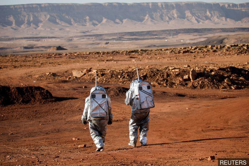 In a rocky Israeli crater, scientists simulate life on Mars