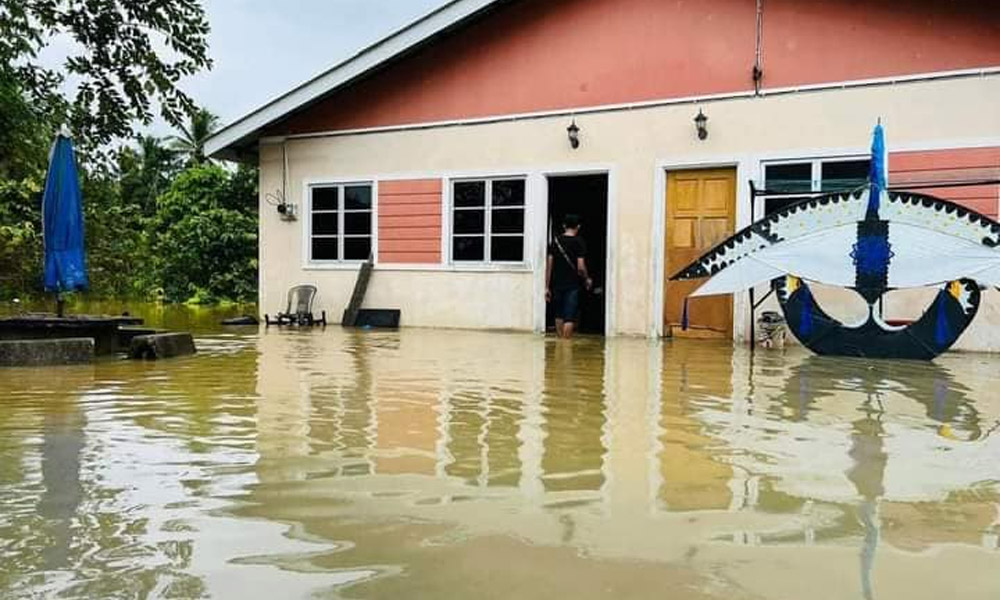 Floods: Relief centres second home for octogenarian Mek Yam