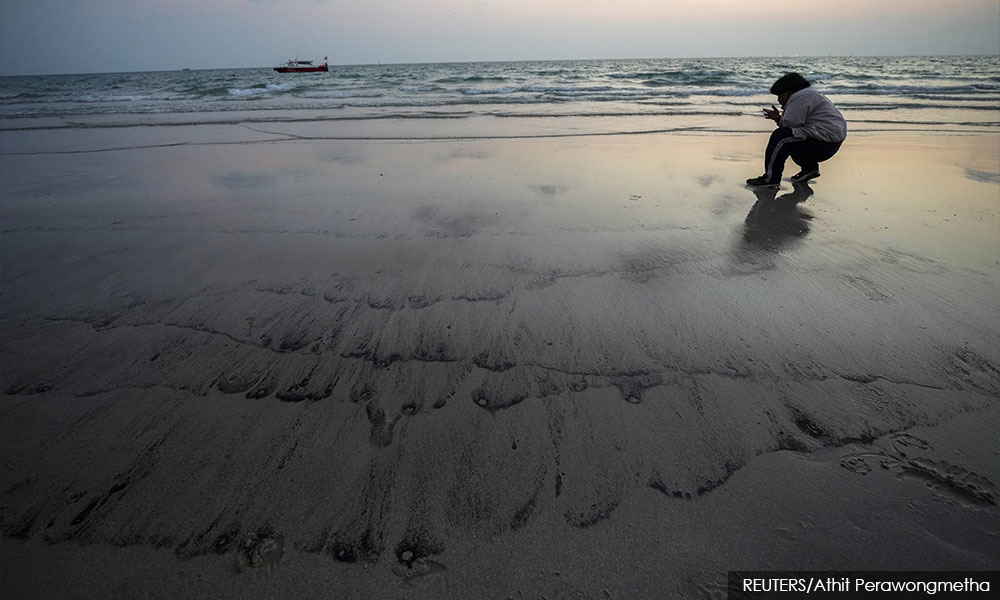 Oil spill reaches shoreline in eastern Thailand